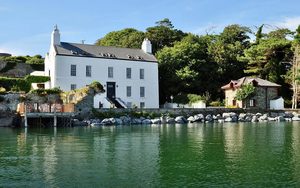 BARROW HOUSE Luxurious beachfront vacation rental 1